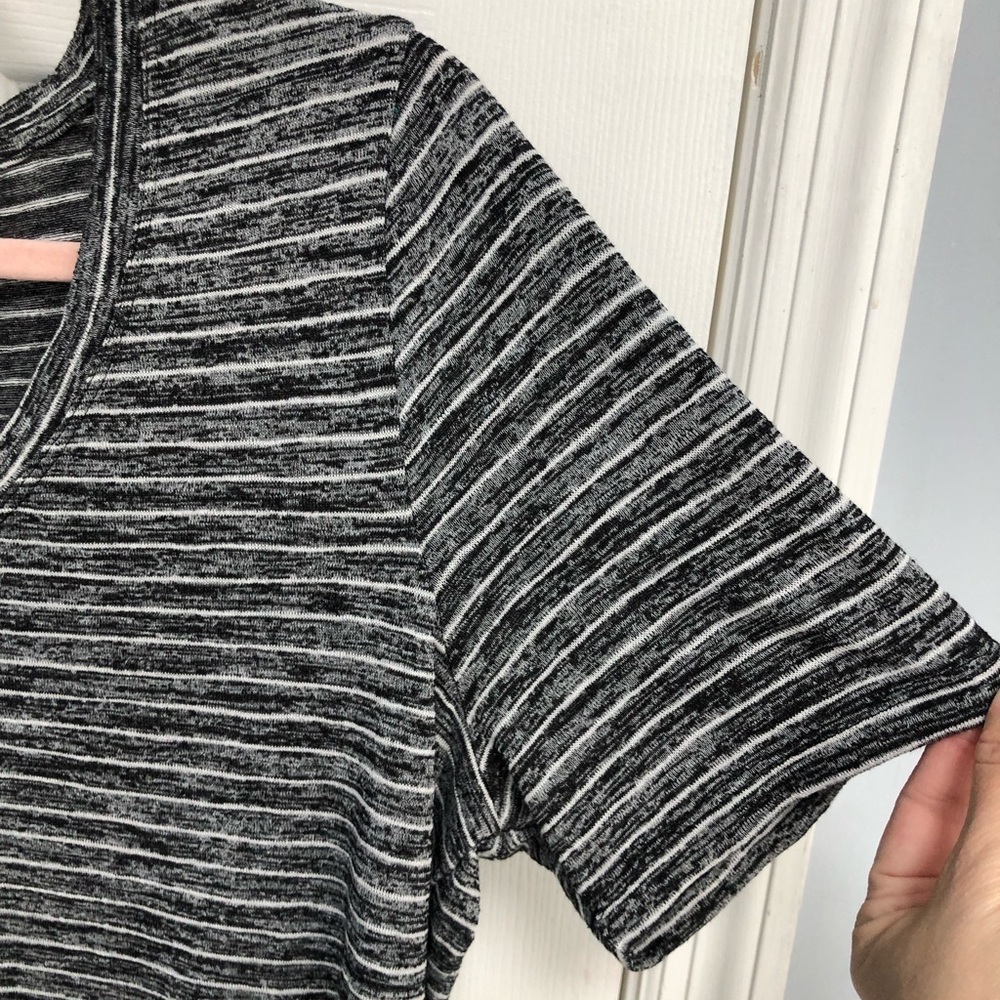 Athleta Charcoal Stripe Scoop V-Neck Short Sleeve Breezy Tee Top Size Large - Picture 4 of 15